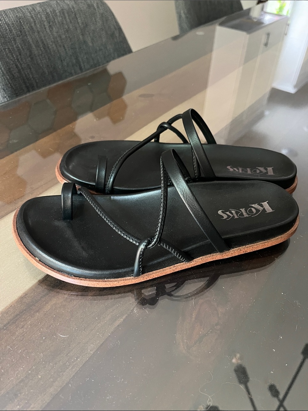 Kork-Ease Black Leather Strappy Toe-Loop Sandals - Picture 3 of 4